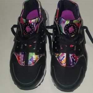 KIDS MULTI COLOR NIKE HUARACHE SZ.5Y